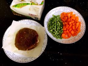 食材备用。胡萝卜去皮切丁。原切牛排化开，用纸巾吸干水份。