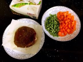 食材备用。胡萝卜去皮切丁。原切牛排化开，用纸巾吸干水份。