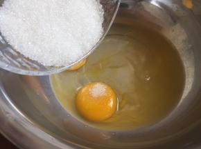 鸡蛋，打入一个无水无油的盆中；加入白糖；