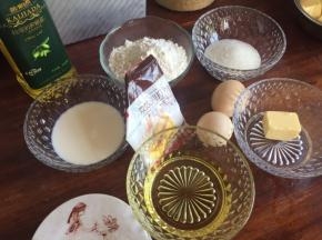 准备好所有食材，称量好；