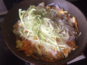 再放入球菜；翻炒；