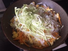 再放入球菜；翻炒；