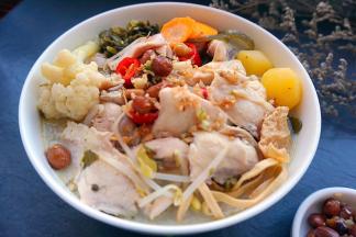 装碗，淋入花生米花椒油