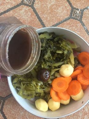 然后放入胡萝卜片和小土豆，加入自制的酸梅汤和一颗酸梅