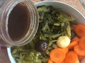 然后放入胡萝卜片和小土豆，加入自制的酸梅汤和一颗酸梅