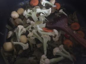 加入花椰菜翻炒