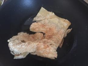 翻面炸，炸至两面金黄即可捞起备用