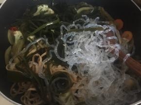 然后加入腐皮条、海带条、海带结、粉条翻拌一下