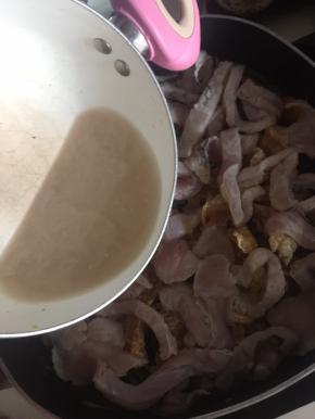 淋入腌制的汤汁