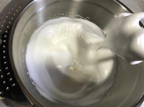 打至大弯勾状态即可。蛋白霜打至这个状态就可以了，太硬容易开裂