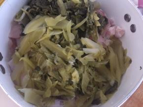 酸菜切成小块洗净后和洗净的草鱼腹部肉放入锅中