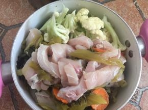 将花椰菜放入锅底里