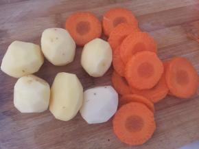 小土豆去皮，胡萝卜去皮切成薄片