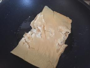 锅里热油放入腐皮炸