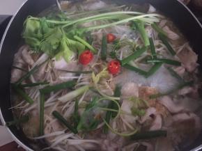 加入葱段和香菜和剩余的红辣椒