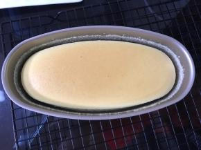 烤好后不要立刻取出蛋糕，在烤箱里闷30分钟左右取出。冷却的蛋糕会回缩离模。
完全晾凉后倒扣脱模。放冰箱冷藏4小时再吃口感最佳哦。