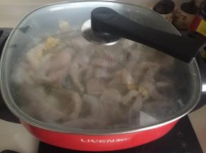 盖上锅盖大火煮开后转小火煮5分钟
