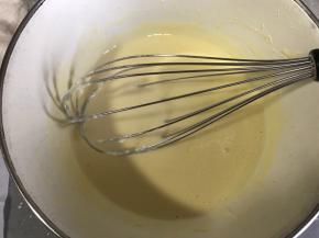 芝士糊搅拌均匀至无粉的状态，放入冰箱冷藏备用