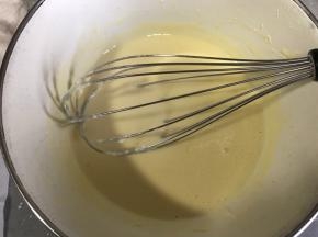 芝士糊搅拌均匀至无粉的状态，放入冰箱冷藏备用