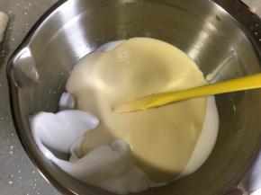 混合好的蛋糕糊倒回蛋白霜，继续翻拌均匀。