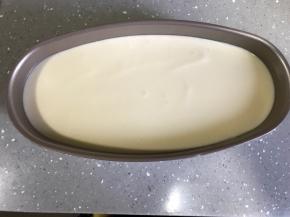 蛋糕糊倒入模具78分满。轻轻晃动模具，使蛋糕糊表面均匀。