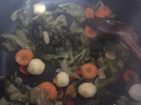 加入麻油炒，炒至酸菜油光发亮即可