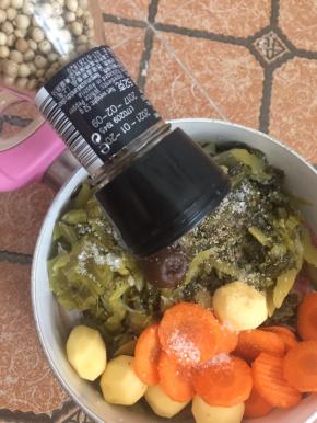 加入白砂糖和胡椒粉