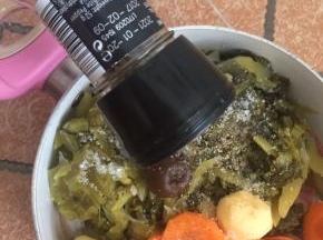 加入白砂糖和胡椒粉