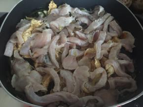 加入腌制好的草鱼