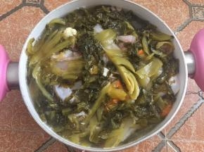 加入适量清水，没过就好，酸菜盖在材料上面，然后盖上盖子放入冰箱冷藏半天，让鱼肉充分腌制酸菜汁