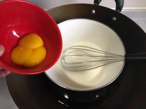 黄油融化后加入蛋黄。蛋黄一个一个的加入，每一个都搅拌均匀后再加入下一个。