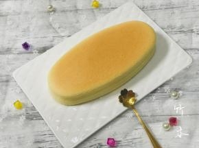 表面没有开裂，没有塌腰，一个完美的乳酪蛋糕就做好了。