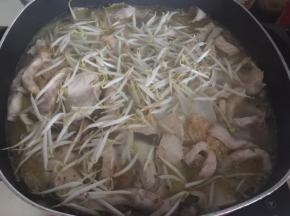 然后加入豆芽