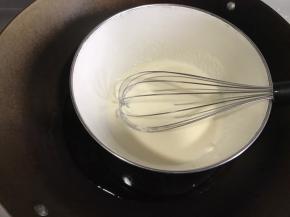 不断的搅拌奶油奶酪至糊化，加入黄油继续搅拌