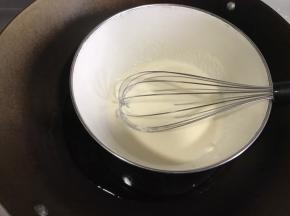 不断的搅拌奶油奶酪至糊化，加入黄油继续搅拌