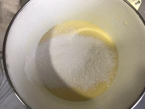 芝士糊离水，低筋面粉和玉米淀粉过筛加入