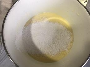 芝士糊离水，低筋面粉和玉米淀粉过筛加入