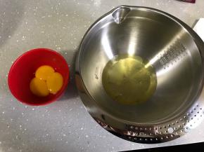 分离好蛋清和蛋黄。容器保证无油无水