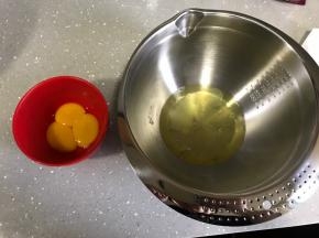 分离好蛋清和蛋黄。容器保证无油无水