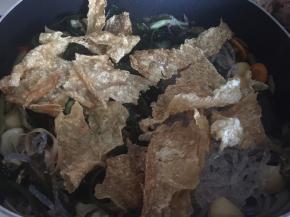 再放入炸好的腐皮，用锅铲轻轻压碎