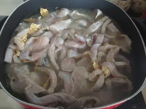 加入适量清水，没过食材即可