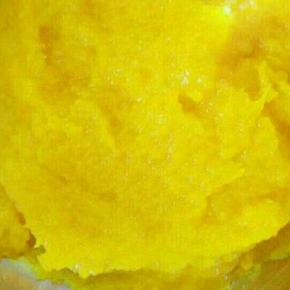 南瓜去皮切薄片蒸熟，加入白糖捣烂成南瓜泥。