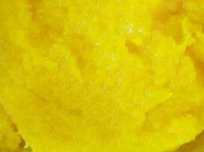 南瓜去皮切薄片蒸熟，加入白糖捣烂成南瓜泥。