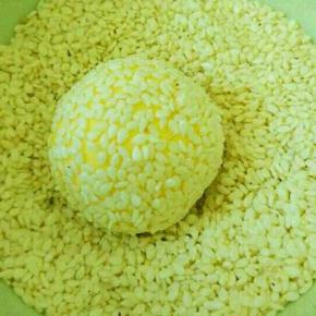 分成等量剂子30克一个，搓圆，粘上白芝麻。