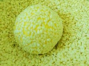 分成等量剂子30克一个，搓圆，粘上白芝麻。