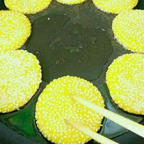 锅里倒入适量植物油烧六成热，放入南瓜生胚，小火煎至金黄色即可。