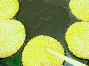 锅里倒入适量植物油烧六成热，放入南瓜生胚，小火煎至金黄色即可。