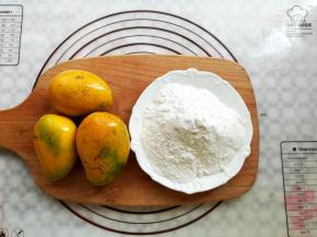 准备好芒果和椰奶冻粉