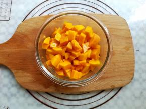芒果肉切成小块