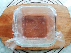 在方形玻璃碗里里垫上一层保鲜膜（圆的玻璃碗同样步骤）